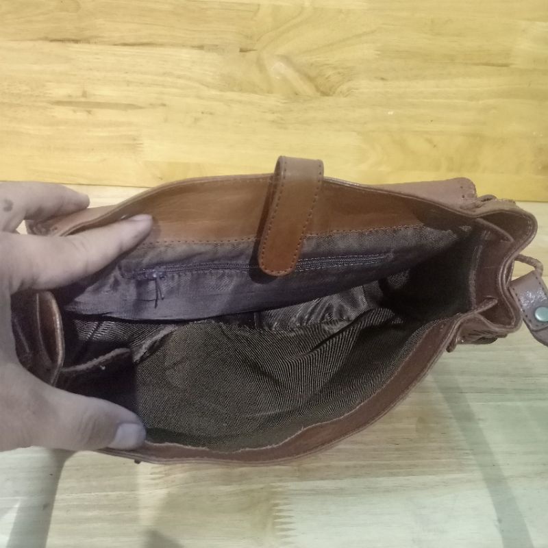 Túi đeo chéo da mộc secondhand  300312