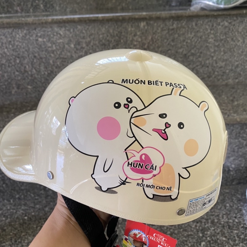 Mũ bảo hiểm dạng kết có khoét lỗ cột tóc màu kem