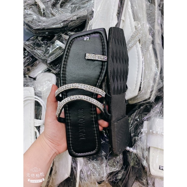 dép bệt kiểu 3 dây đính hạt quá xinh. nền da mang bao êm. nắng mưa đều mang được. cam kết như hình. ( hình tự chụp )