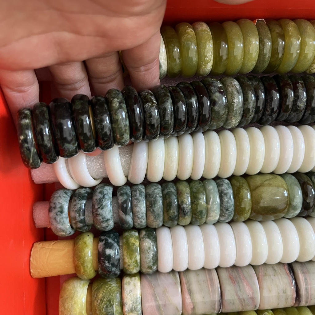Nhẫn đá thật, tự nhiên màu đen xanh, màu trắng sứ cho mệnh Mộc,Thủy, Kim nhiều size