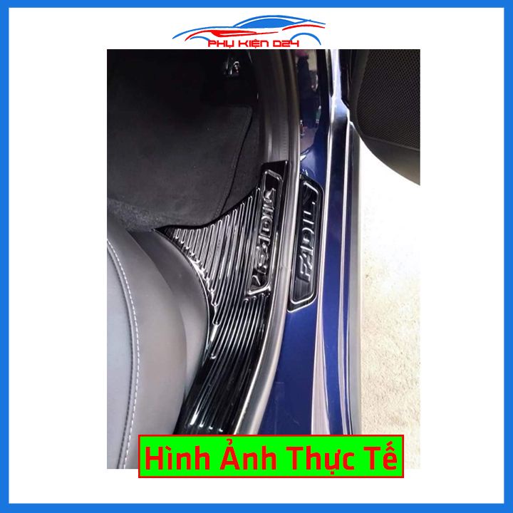 Bộ ốp bậc cửa trong ngoài nẹp bước chân Fadil vân Titan chống trầy trang trí xe