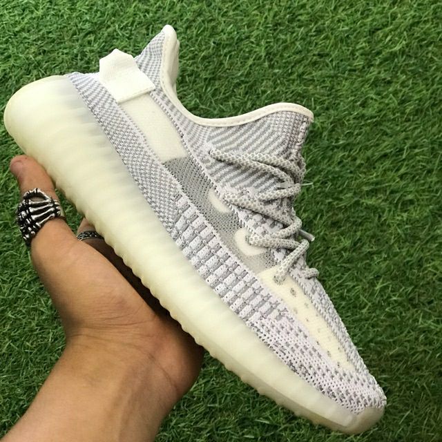 Yeezy Adidas static's Reflective US9, Men's Fashion