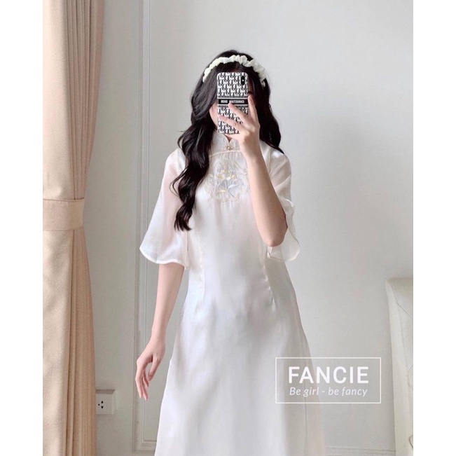 Áo dài trắng thêu hoa tay voan cách tân