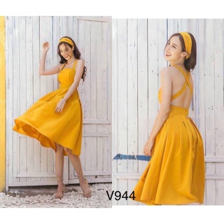 Váy xoè vàng hở lưng