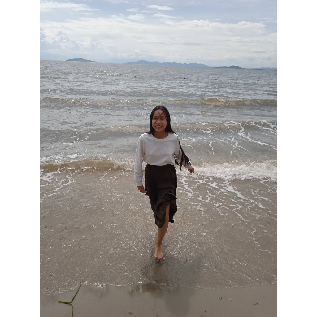 Aó thun unisex tay dài phom rộng màu trắng kem .