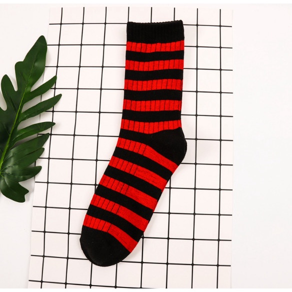 Tất Vớ Nam Nữ cổ cao Kẻ Sọc phong cách trẻ trung, năng động.