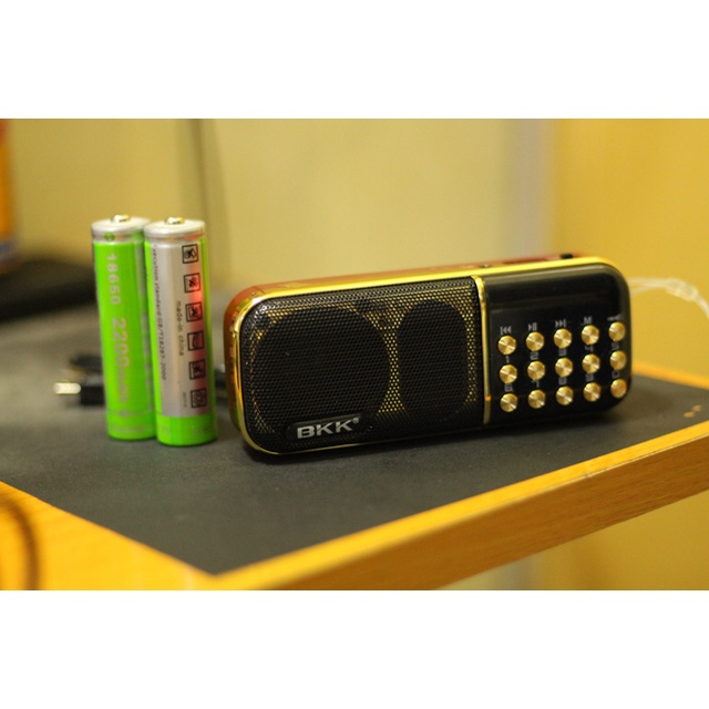 Loa nghe đài BKK K51 hỗ trợ FM/USB/TF/Tai nghe/Đèn pin - dung lượng pin 18650 lên đến 4400mah (Đen đỏ)
