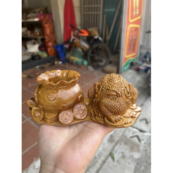 Tượng con cóc trấn chum gỗ bách