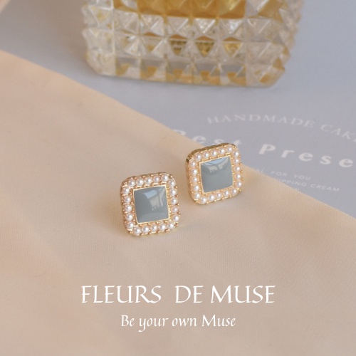 Khuyên tai đá lam xanh nhạt Pastel viền hạt trai dịu dàng thanh lịch Fleurs de Muse