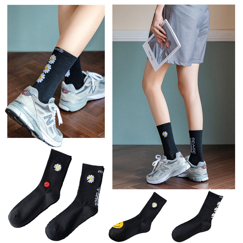 img Ins Retro Style Women Crew Socks New Trend Daisy Flowers Print Black Couple Socks High Quality Fashion Cotton Novelty Socks