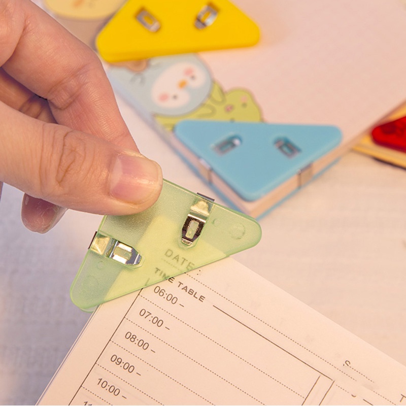 Kẹp giấy,kẹp góc chống cong hình tam giác bằng nhựa thiết kế dễ thương có nhiều màu xắc bắt mắt