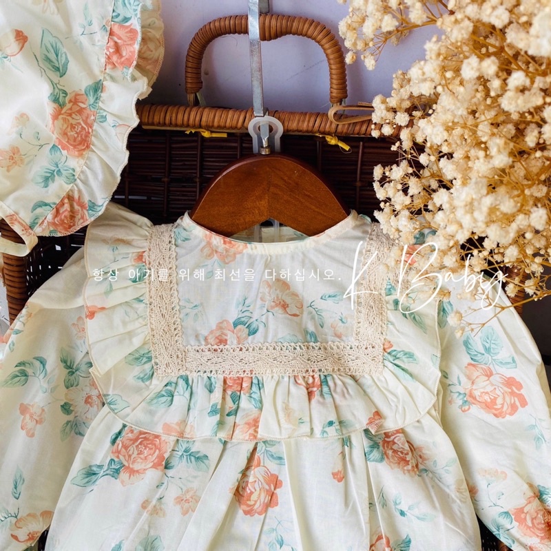 Váy và body tiểu thư màu kem hoa cam to ren cổ vuông