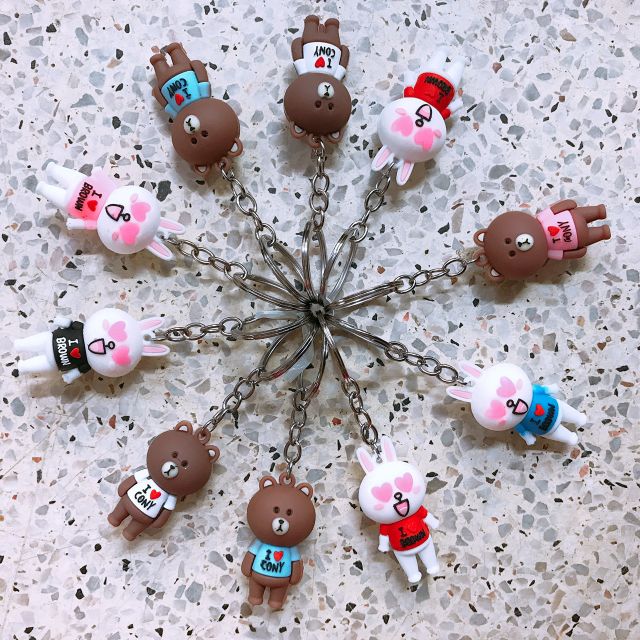 Móc khóa gấu Brown và thỏ Cony mặc áo