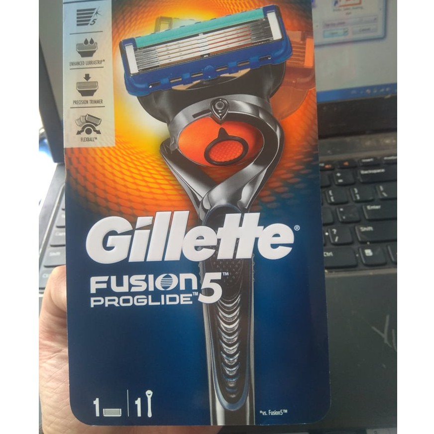 Dao cạo râu 5 lưỡi Gillette Fusion5 Proglide (1 tay cầm và 1 đầu cạo gắn sẵn)