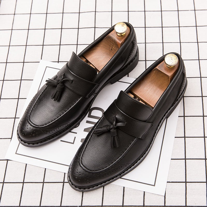 Foot-pierced leather shoes with a youthful bow for men