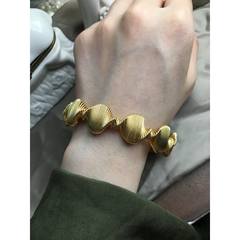 Vòng tay vintage lò xo thiết kế xoắn