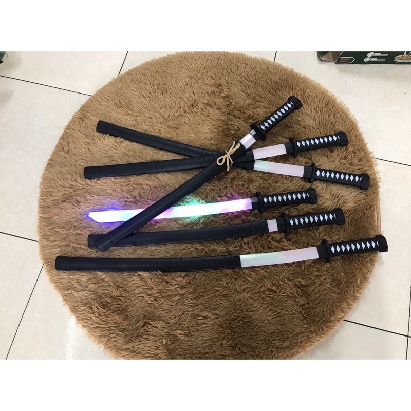 Đồ chơi kiếm nhựa Katana được tặng kèm pin