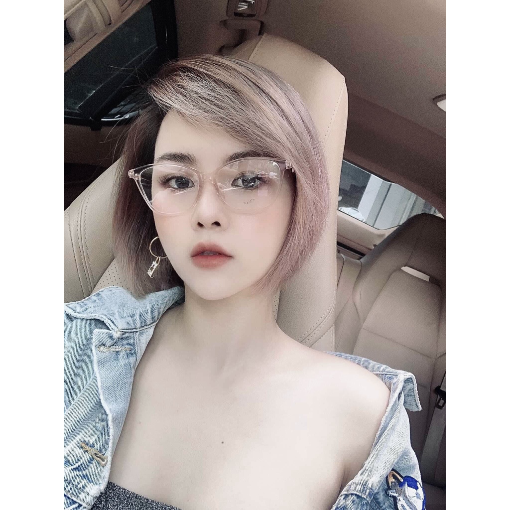 Gọng cận Dior màu hồng pastel trong veo, nàng cận đeo xinh cực, lại nhẹ tênh mỏng mảnh lên mặt như không