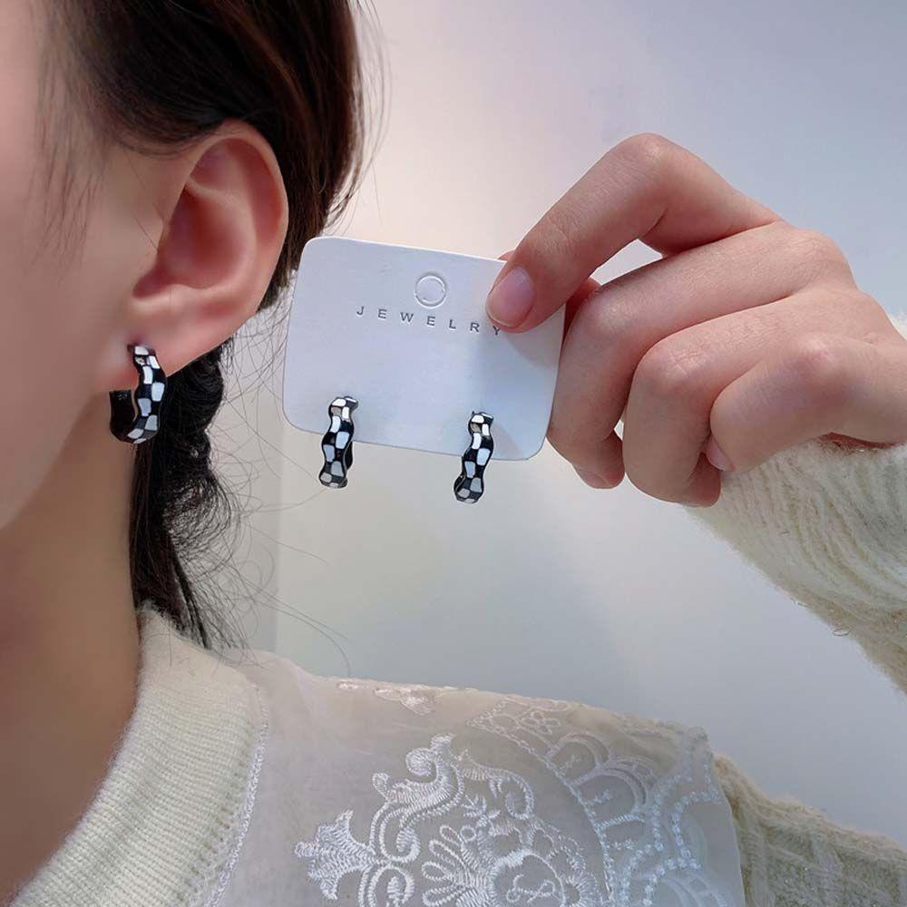 Bông Tai Hình Chữ C Họa Tiết Kẻ Ô Màu Trắng Đen Phong Cách Hàn Quốc