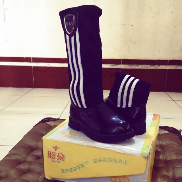 Boot bé gái