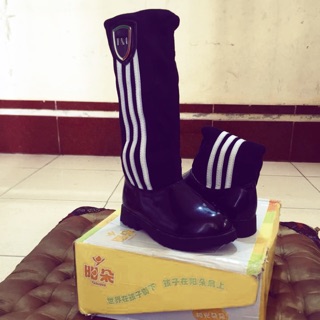 Boot bé gái