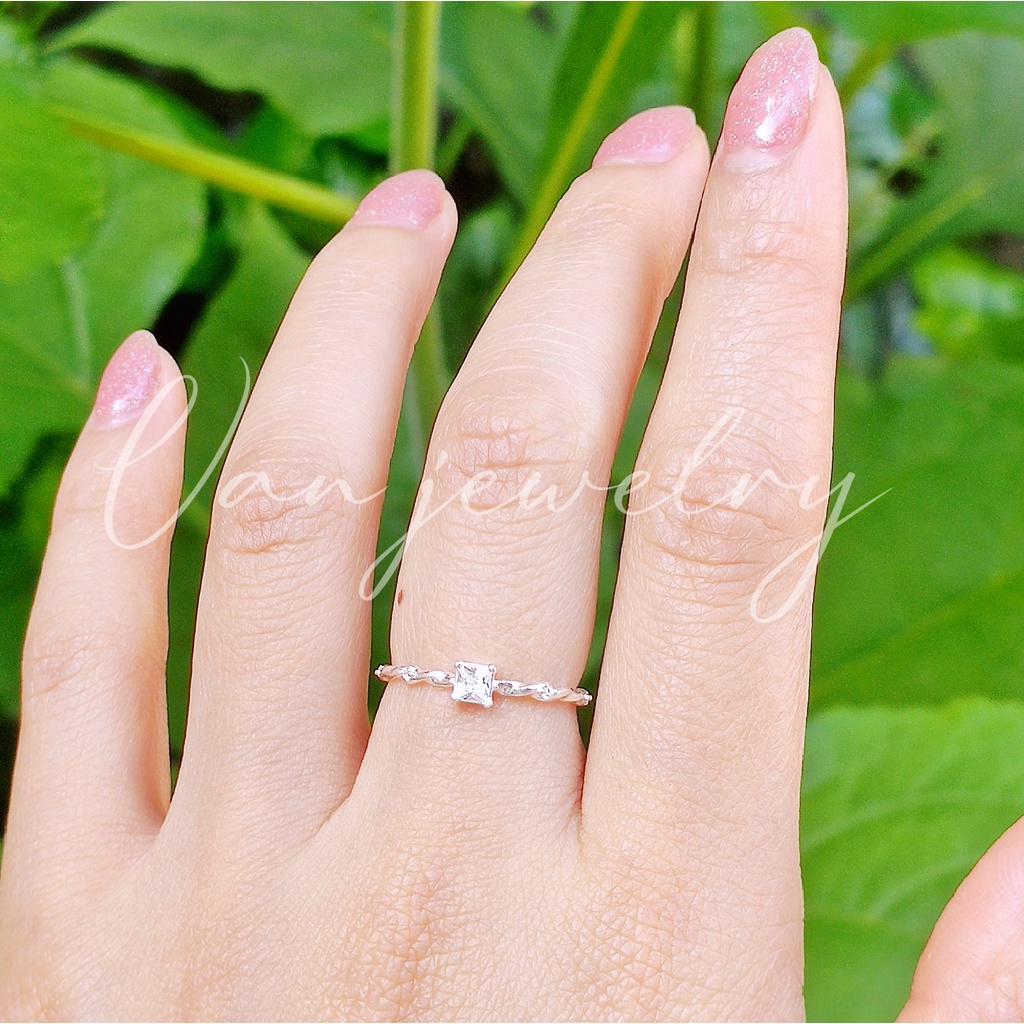 Nhẫn bạc Nhẫn xoắn sợi gắn đá vuông nhỏ xinh Van Jewelry V10720