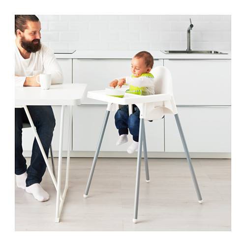 Ghế ăn IKEA Antilop màu trắng kèm khay ăn màu trắng.