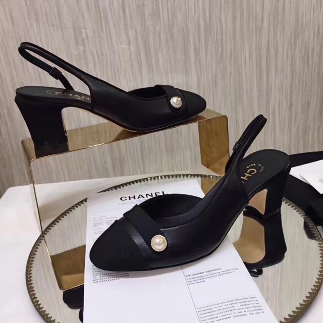 Giày của Quynh Anh