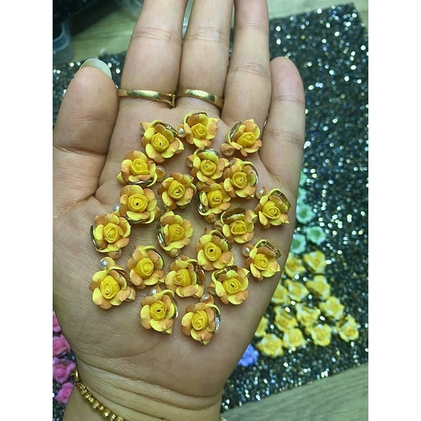 Hoa hồng ôm đá hoa nail