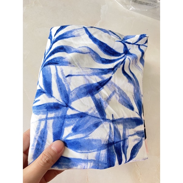 Đầm thun tay ngắn xẻ cột dây mango vnxk dáng xoè giấu bụng lá xanh hoa đỏ