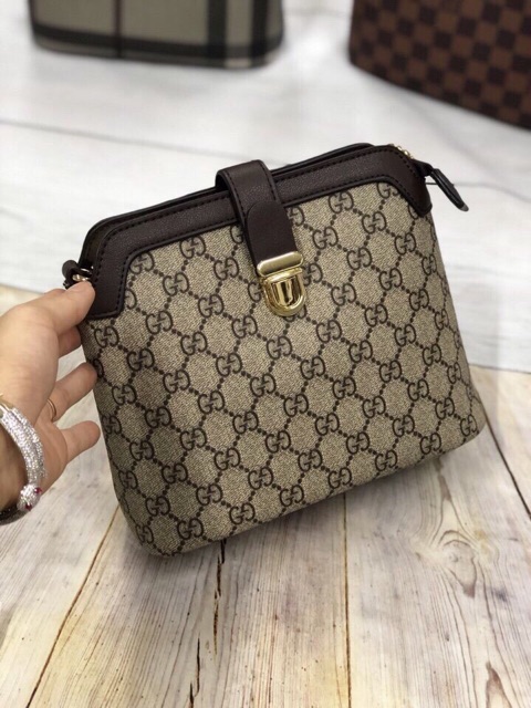 Túi chéo khóa vàng các loại mẫu mới