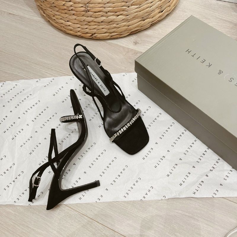 Sandal Cnk quai đá mảnh gót nhọn đen kem
