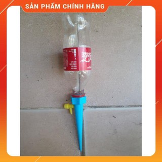 Que cắm tưới nhỏ giọt gắn vào chai nước.