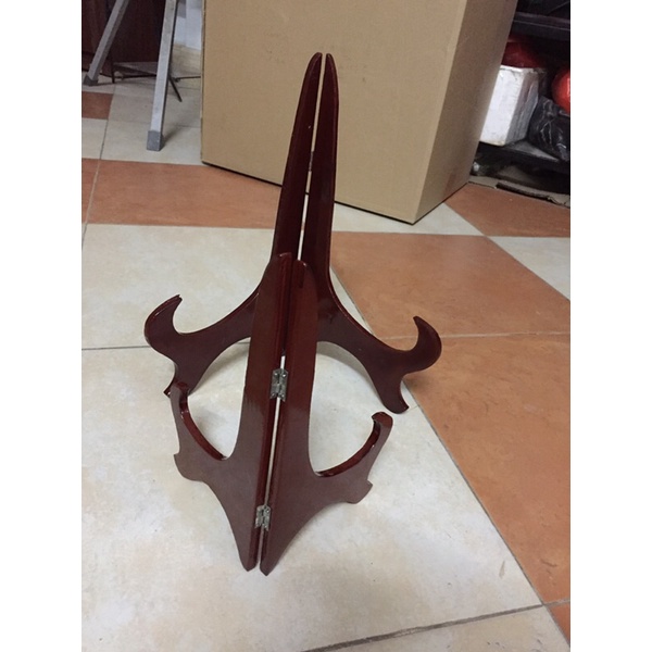 Chân giá để đĩa bằng gỗ mầu nâu.