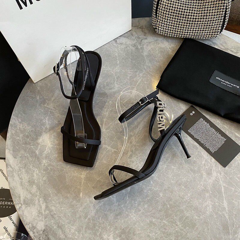 Guốc Wang màu đen.