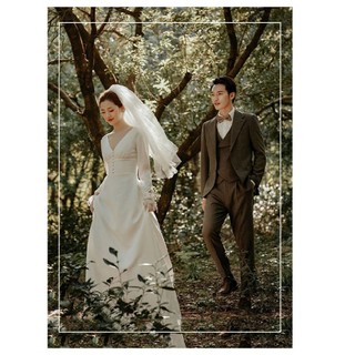 Váy cưới xoè cô dâu chụp ảnh đi bàn cổ tim tay dài, đính cúc vải