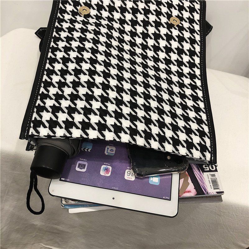 Balo nữ nắp gập khoá nam châm thời trang hoạ tiết zigzag kẻ đen trắng