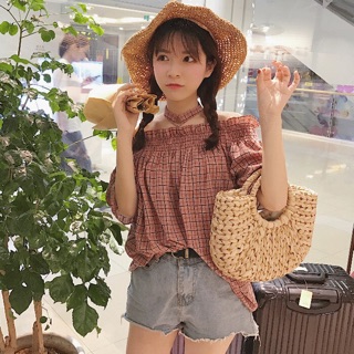 Áo trễ vai kẻ caro siêu hot