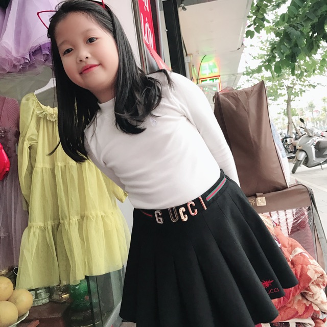 chân váy bé gái chất cự đẹp,độ rủ của nếp váy cực xinh luôn,bên trong quần có kèm xi lip luôn.có ba màu đen đỏ ghi nha