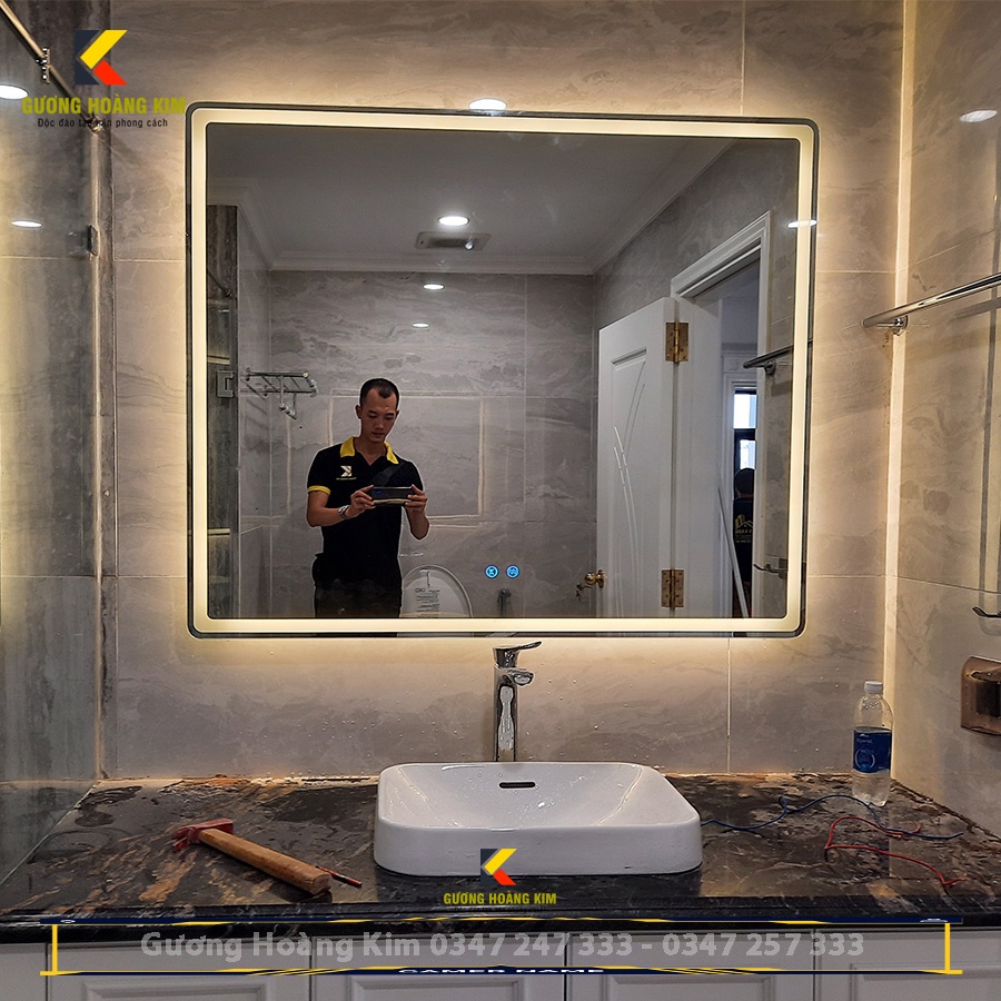 Gương nhà tắm cảm ứng treo tường chữ nhật trang điểm đèn led thông minh kích thước 50x70cm guonghoangkim mã HK-3001