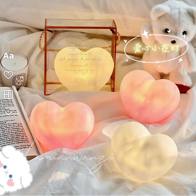 Đèn ngủ hình trái tim tinh tế dành cho trang trí phòng ngủ