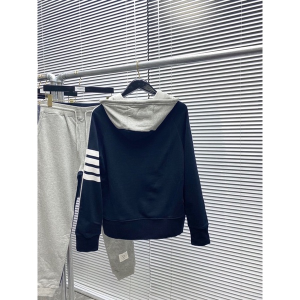 Áo khoác nỉ nữ thương hiệu Thom Browne thiết kế hai mặt hai màu khác nhau