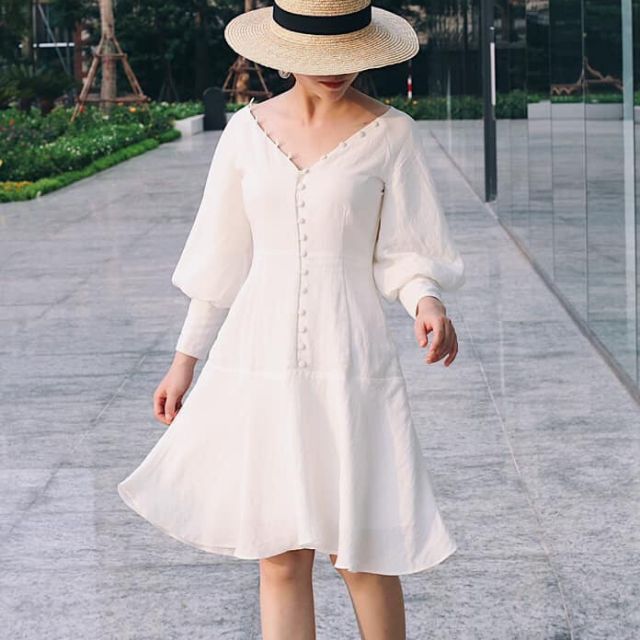 Đầm trắng nút bọc