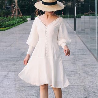 Đầm trắng nút bọc
