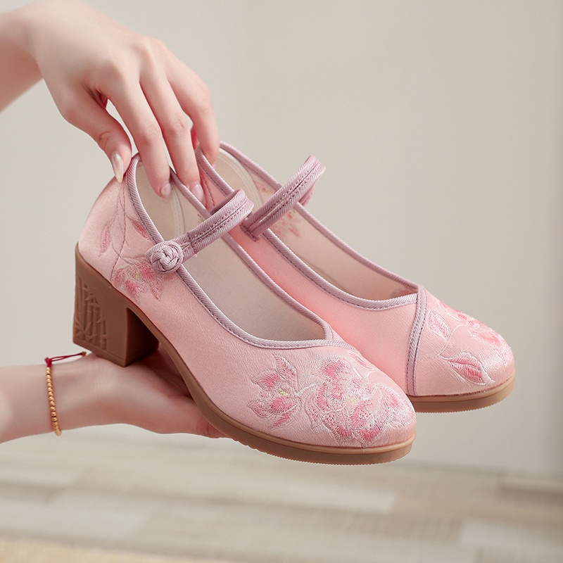 Giày thêu hoa đế cao dây cài GC020