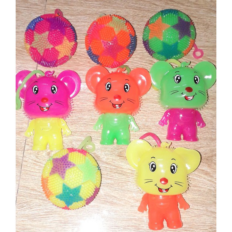 Một quả bóng đèn hoặc chú gấu đèn bằng nhựa chít chít rất đẹp