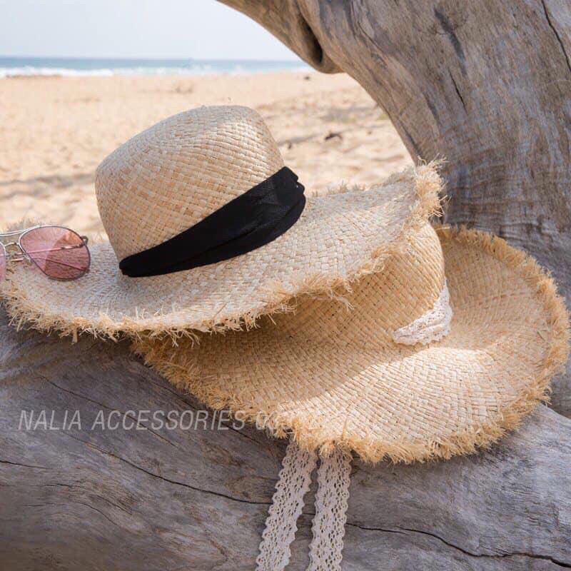 Mũ cói đi biển - RAFFIA Straw mềm - vành rộng viền tua - thắt dây ren trắng (Quảng Châu loại 1)