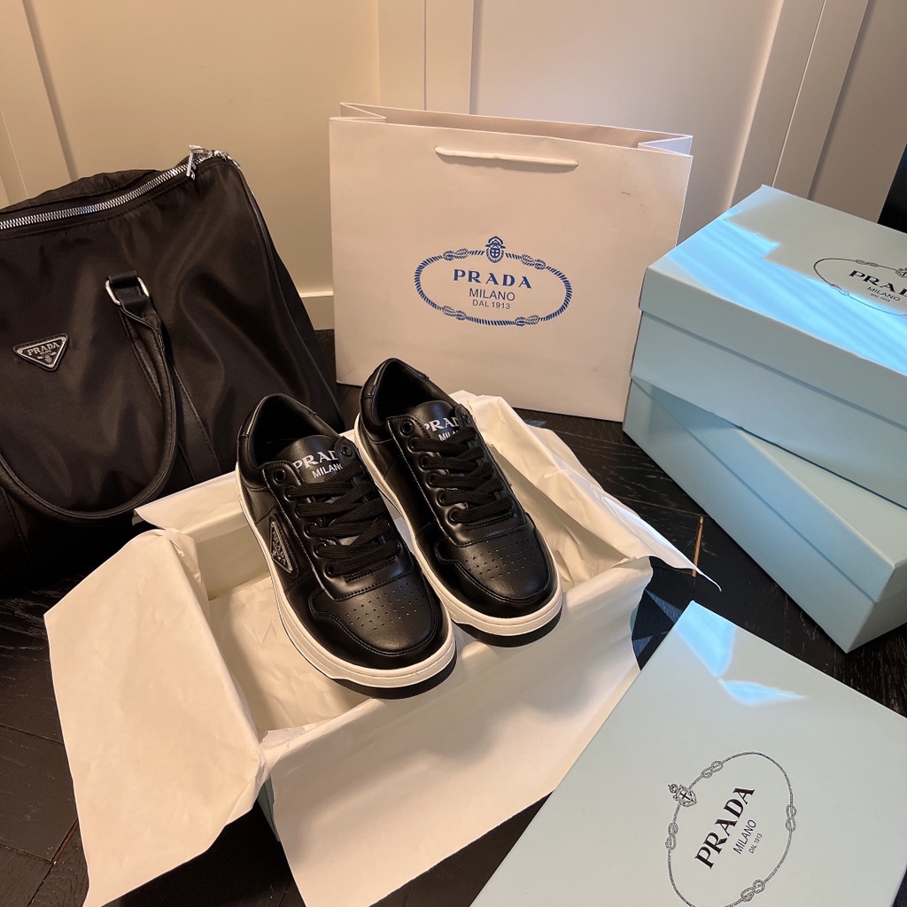 Giày sneakers Prada Phối Màu Đen Trắng Cổ Điển Cá Tính