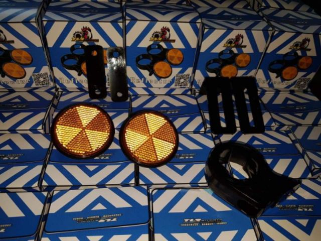 Pát vòng kẹp phuộc mắt mèo