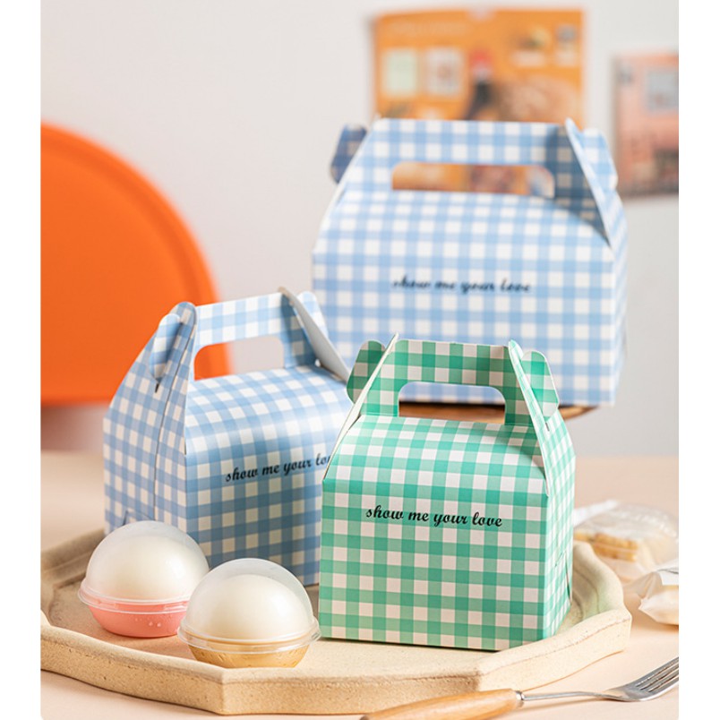 50 Hộp Gà rán, bánh tiramisu đem về màu xanh blue